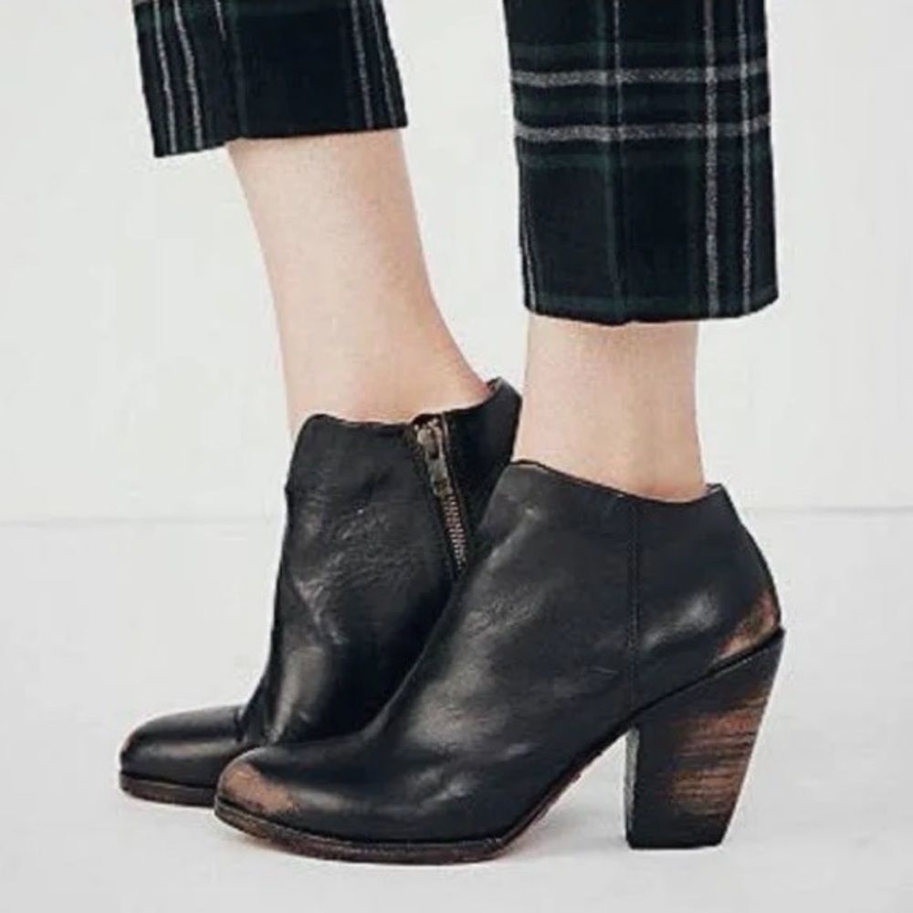 Freebird by Steven | Women’s black distressed Detroit size zip ankle boots, sz 8